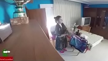 Viuda puta se hace la enferma para que el doctor venga a casa y poder comerse su polla