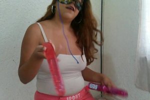 Gordita cachonda aburrida coge a dos dildos gigantes