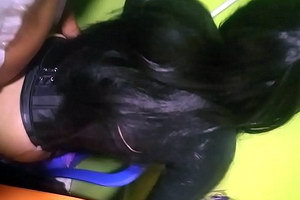 Puta obligada a cachar en una cabina de internet