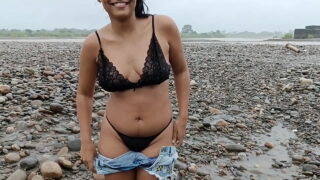 Cachando rico con una pendeja peruana en la playa publica